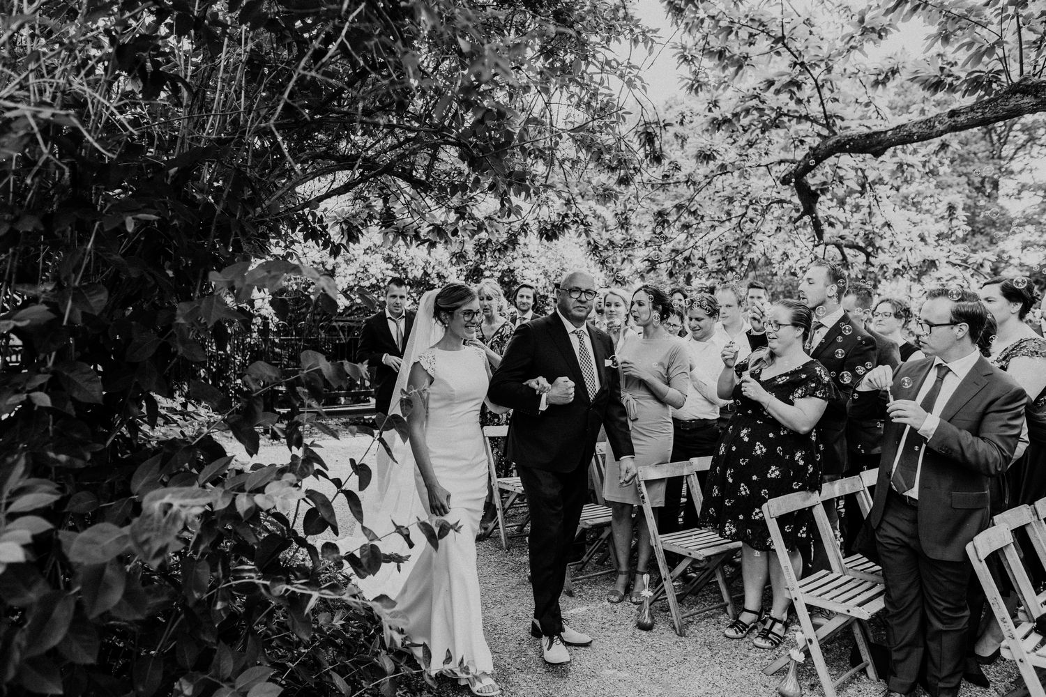 carola wandelt in trouwjurk